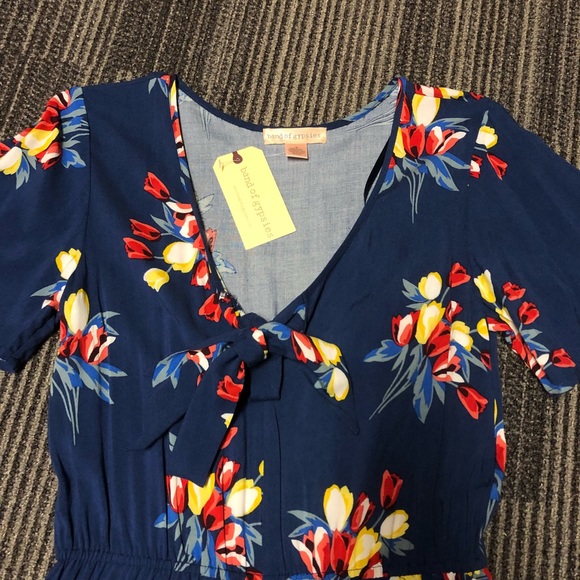 Adorable floral romper - Picture 4 of 5